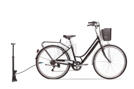 Téléchargez les photos : Vélo avec un pneu crevé et une pompe à vélo isolée sur fond blanc - en image libre de droit
