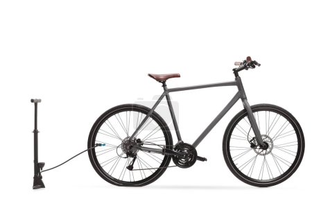 Foto de Bicicleta con neumático pinchado y bomba de bicicleta manual aislada sobre fondo blanco - Imagen libre de derechos