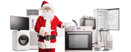 Téléchargez les photos : Père Noël pointant vers les appareils électriques, four, réfrigérateur, télévision, isolé sur fond blanc - en image libre de droit