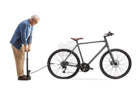 Téléchargez les photos : Homme mûr utilisant une pompe manuelle pour un pneu de vélo isolé sur fond blanc - en image libre de droit