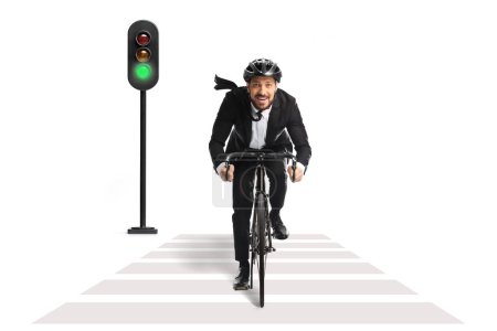 Foto de Empresario en traje montado en bicicleta en un cruce peatonal aislado sobre fondo blanco - Imagen libre de derechos
