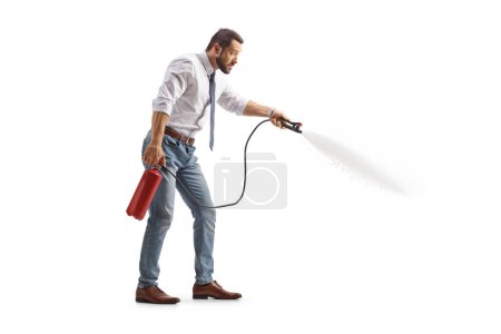 Téléchargez les photos : Homme d'affaires utilisant un extincteur isolé sur fond blanc - en image libre de droit