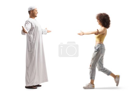 Foto de Hombre musulmán conociendo a una joven de diferentes etnias aislada sobre fondo blanco - Imagen libre de derechos