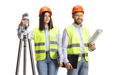 Téléchargez les photos : Géodésique femelle avec un appareil de mesure et un ingénieur posant isolé sur fond blanc - en image libre de droit