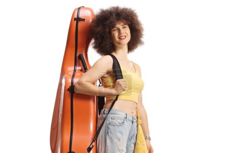Téléchargez les photos : Jeune musicienne avec un étui pour violoncelle sur l'épaule souriant à la caméra isolée sur fond blanc - en image libre de droit