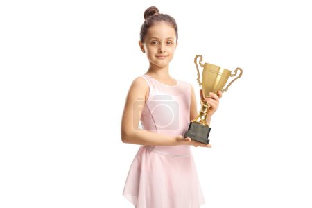 Foto de Chica en vestido rosa sosteniendo una copa de trofeo de oro, concepto de competición de baile - Imagen libre de derechos