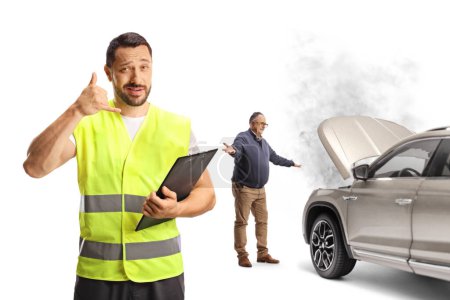Téléchargez les photos : Assistant routier gestualisant un appel téléphonique devant un homme avec un problème de voiture isolé sur fond blanc - en image libre de droit