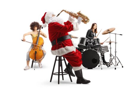 Foto de Santa Claus tocando un saxofón con músicos femeninos en batería y violonchelo aislado sobre fondo blanco - Imagen libre de derechos