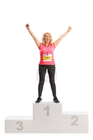 Foto de Retrato completo de una mujer maratón ganadora de pie en un podio aislado sobre fondo blanco - Imagen libre de derechos