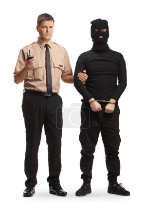 Téléchargez les photos : Portrait complet d'un garde de sécurité debout avec un cambrioleur en vêtements noirs et cagoule isolé sur fond blanc - en image libre de droit