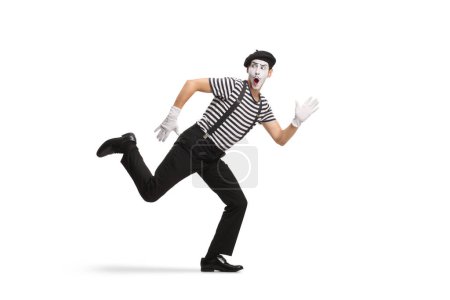 Téléchargez les photos : Plan complet d'un mime effrayé courant isolé sur fond blanc - en image libre de droit