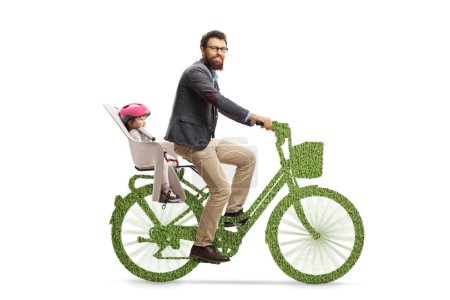 Foto de Hombre barbudo montando a un niño en una bicicleta verde y mirando a la cámara, concepto de movilidad sostenible - Imagen libre de derechos