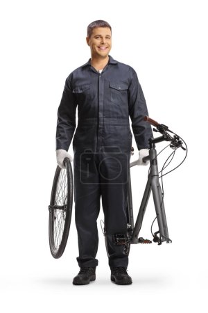 Téléchargez les photos : Mécanicien de vélo tenant des parties d'un vélo isolé sur fond blanc - en image libre de droit