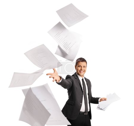 Téléchargez les photos : Homme d'affaires heureux jetant du papier dans l'air isolé sur fond blanc - en image libre de droit