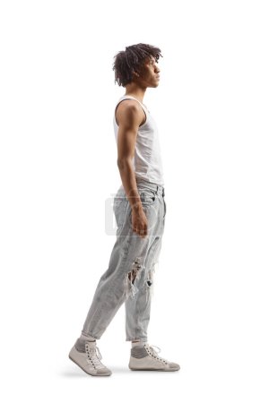 Téléchargez les photos : Photo de profil pleine longueur d'un jeune homme afro-américain avec dreadlocks isolé sur fond blanc - en image libre de droit