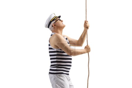 Téléchargez les photos : Marin tirant une corde isolée sur fond blanc - en image libre de droit