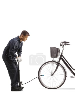Foto de Mecánico que utiliza una bomba manual para un neumático delantero plano de una bicicleta aislado sobre fondo blanco - Imagen libre de derechos