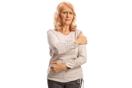 Foto de Mujer madura que experimenta dolor en el hombro aislado sobre fondo blanco - Imagen libre de derechos