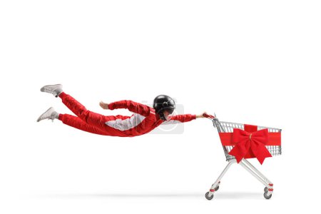 Téléchargez les photos : Voiture coureur volant avec un chariot vide attaché avec ruban rouge arc isolé sur fond blanc - en image libre de droit