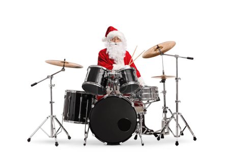 Téléchargez les photos : Père Noël jouer de la batterie isolé sur fond blanc, concept de musique et de célébration - en image libre de droit
