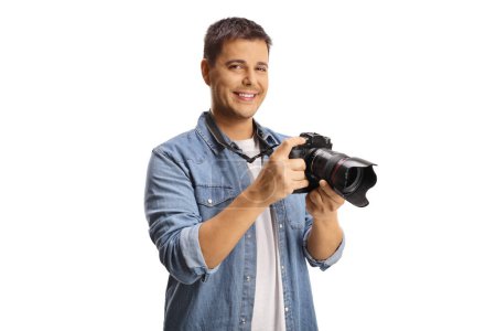 Foto de Hombre sosteniendo una cámara y sonriendo aislado sobre fondo blanco - Imagen libre de derechos