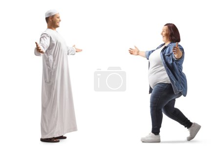 Foto de Hombre musulmán conociendo a una amiga aislada sobre fondo blanco - Imagen libre de derechos