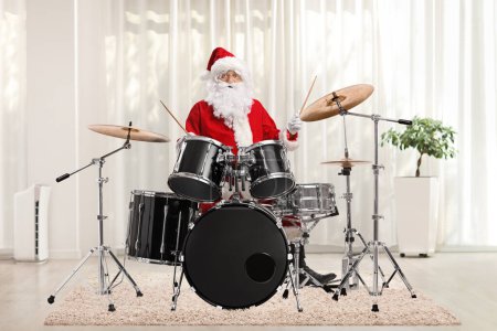 Téléchargez les photos : Père Noël jouant des percussions à la maison dans une pièce - en image libre de droit