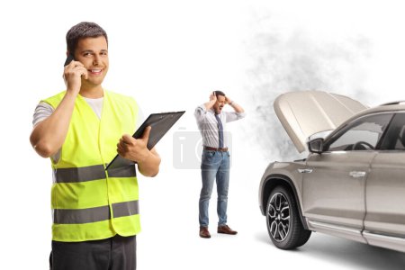Téléchargez les photos : Panne de voiture, SUV avec capot ouvert et fumée et l'homme en attente d'un travailleur de l'aide routière - en image libre de droit