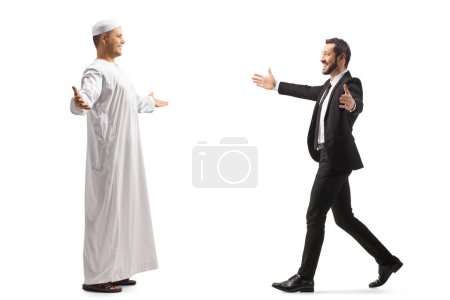 Téléchargez les photos : Homme d'affaires rencontrant un ami musulman en vêtements ethniques isolé sur fond blanc - en image libre de droit