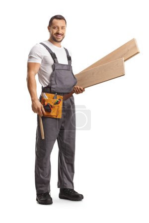 Téléchargez les photos : Plan complet d'un charpentier tenant des poutres en bois isolées sur fond blanc - en image libre de droit