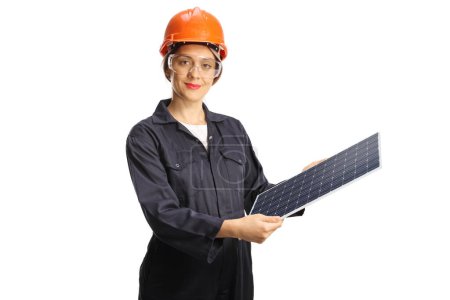 Foto de Trabajadora de fábrica sosteniendo un panel fotovoltaico aislado sobre fondo blanco - Imagen libre de derechos
