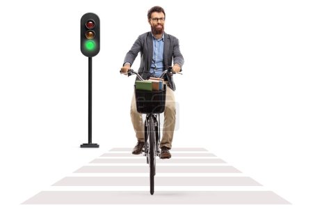Téléchargez les photos : Homme sur un vélo traversant une rue au feu vert isolé sur fond blanc - en image libre de droit