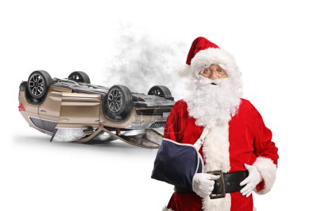 Téléchargez les photos : Père Noël avec un bras blessé d'un accident de voiture isolé sur fond blanc - en image libre de droit