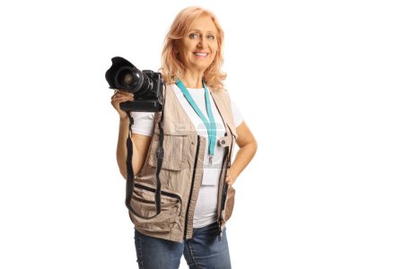 Téléchargez les photos : Journaliste photo féminine avec caméra dans sa main isolée sur fond blanc - en image libre de droit