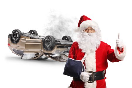 Foto de Santa Claus con un brazo lesionado en un accidente de coche señalando pulgares hacia arriba aislado sobre fondo blanco - Imagen libre de derechos
