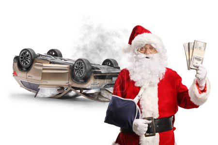 Téléchargez les photos : Père Noël avec une blessure au bras tenant l'argent de l'assurance d'un accident de voiture isolé sur fond blanc - en image libre de droit
