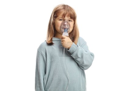 Téléchargez les photos : Petite fille utilisant un masque inhalateur portable isolé sur fond blanc - en image libre de droit