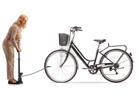 Téléchargez les photos : Femme utilisant une pompe manuelle pour un pneu de vélo isolé sur fond blanc - en image libre de droit