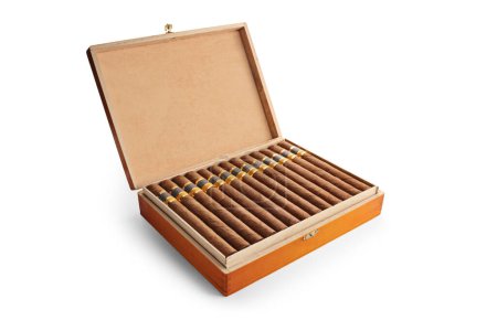 Téléchargez les photos : Boîte en bois avec cigares isolés sur fond blanc - en image libre de droit