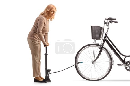Téléchargez les photos : Femme utilisant une pompe manuelle pour un pneu de vélo plat isolé sur fond blanc - en image libre de droit