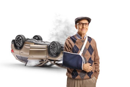 Téléchargez les photos : Homme âgé avec un bras cassé portant une attelle après un accident de voiture isolé sur fond blanc - en image libre de droit
