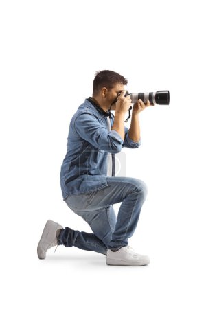 Foto de Fotógrafo arrodillado y tomando una foto aislada sobre fondo blanco - Imagen libre de derechos