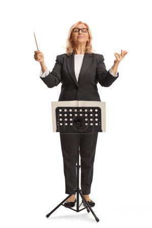 Téléchargez les photos : Portrait complet d'une femme chef d'orchestre dirigeant un orchestre isolé sur fond blanc - en image libre de droit