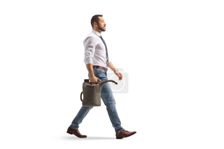 Téléchargez les photos : Profil complet d'un homme d'affaires marchant avec une cartouche d'essence isolée sur fond blanc - en image libre de droit