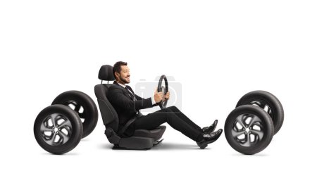 Téléchargez les photos : Homme d'affaires dans un siège d'auto conduisant isolé sur fond blanc - en image libre de droit