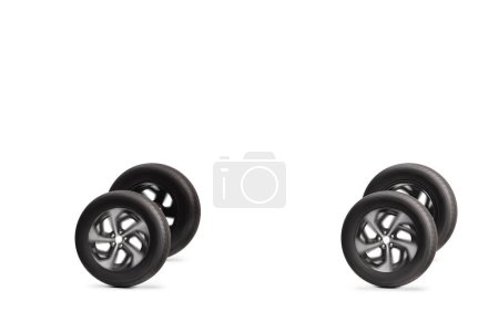 Téléchargez les photos : Quatre pneus de véhicule avec jantes isolées sur fond blanc - en image libre de droit