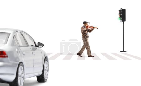 Téléchargez les photos : Homme âgé traversant une rue et jouant un violon isolé sur fond blanc - en image libre de droit