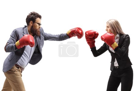 Foto de Hombre luchando contra mujer con guantes de boxeo aislados sobre fondo blanco - Imagen libre de derechos
