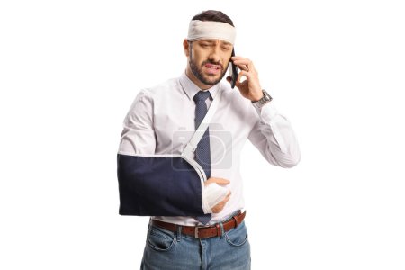 Foto de Hombre lesionado usando un teléfono inteligente aislado sobre fondo blanco - Imagen libre de derechos