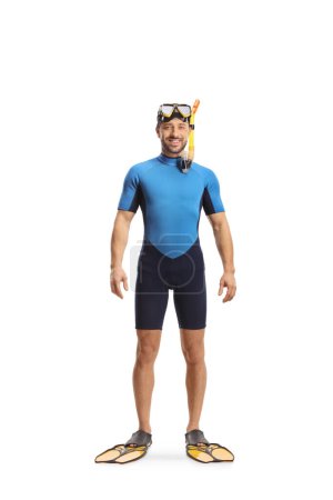 Téléchargez les photos : Homme portant une combinaison de plongée, un masque et des nageoires isolés sur fond blanc - en image libre de droit